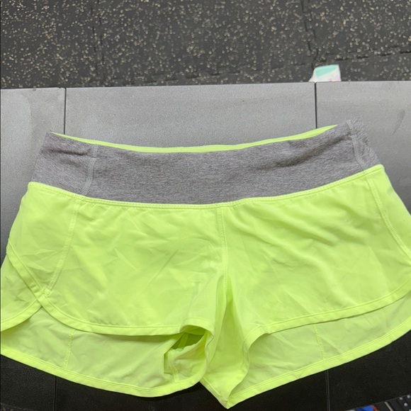 Lululemon speed up shorts with 2.5 inch inseam Key Lime Green - Picture 1 of 3